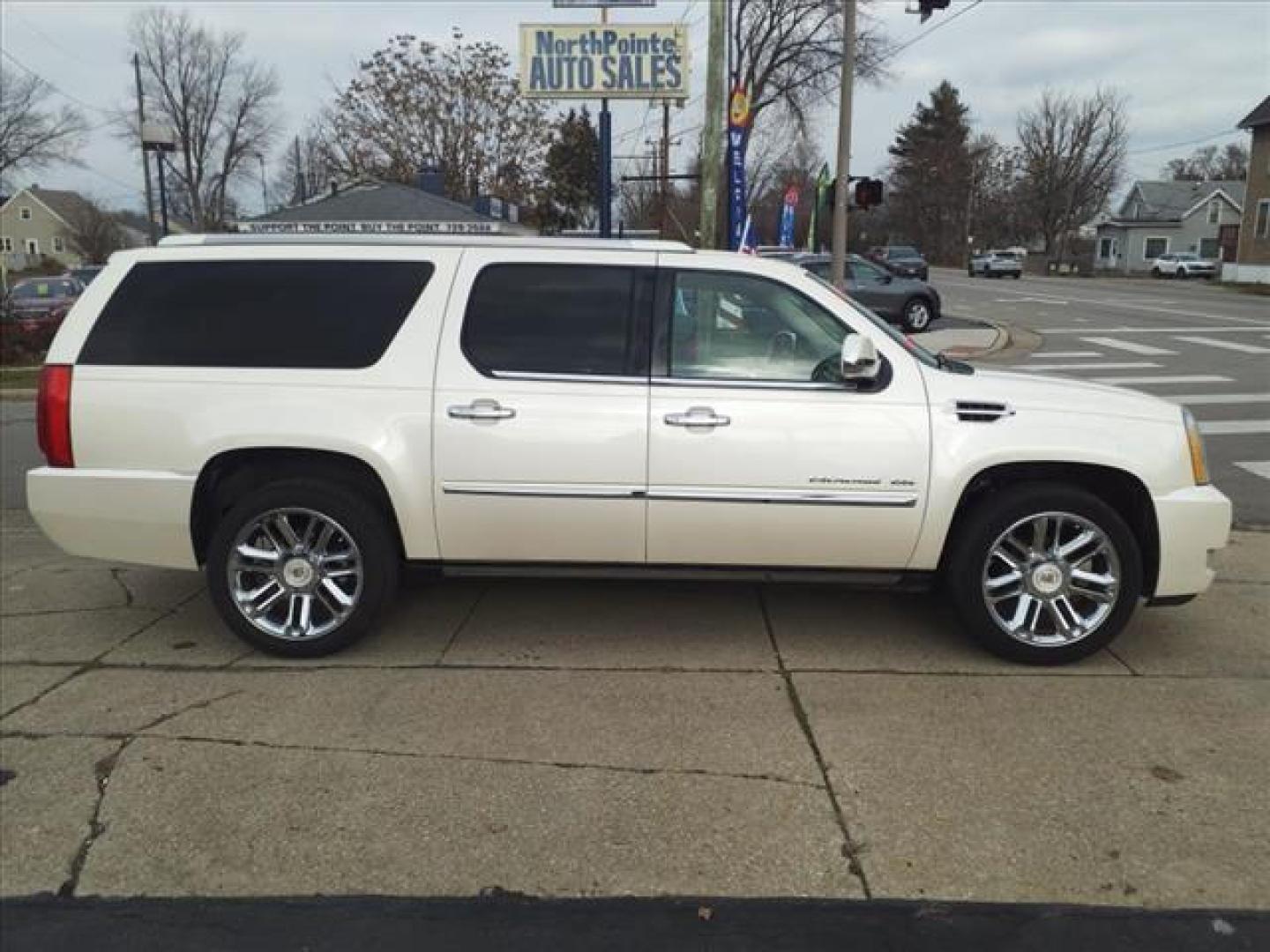 2013 White Diamond Tricoat Cadillac Escalade ESV Platinum Edition (1GYS4KEF9DR) with an 6.2L 6.2L Flex Fuel V8 403hp 417ft. lbs. Sequential-Port F.I. engine, 6-Speed Shiftable Automatic transmission, located at 5505 N. Summit St., Toledo, OH, 43611, (419) 729-2688, 41.654953, -83.530014 - Photo#0