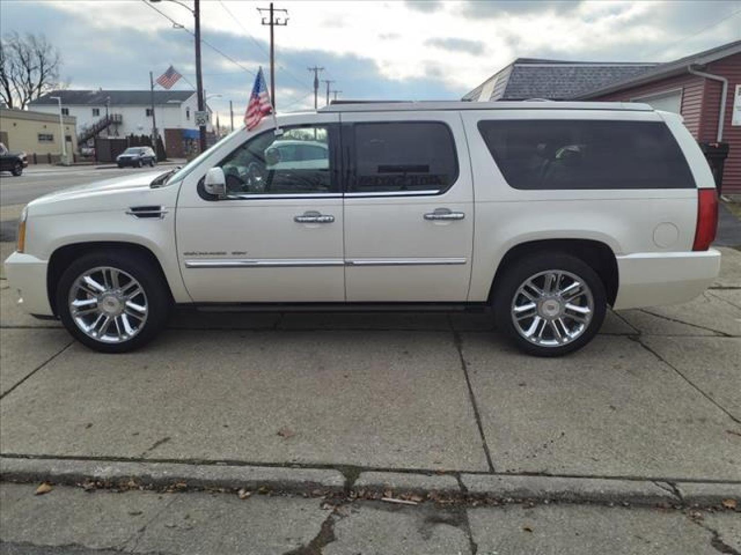 2013 White Diamond Tricoat Cadillac Escalade ESV Platinum Edition (1GYS4KEF9DR) with an 6.2L 6.2L Flex Fuel V8 403hp 417ft. lbs. Sequential-Port F.I. engine, 6-Speed Shiftable Automatic transmission, located at 5505 N. Summit St., Toledo, OH, 43611, (419) 729-2688, 41.654953, -83.530014 - Photo#24