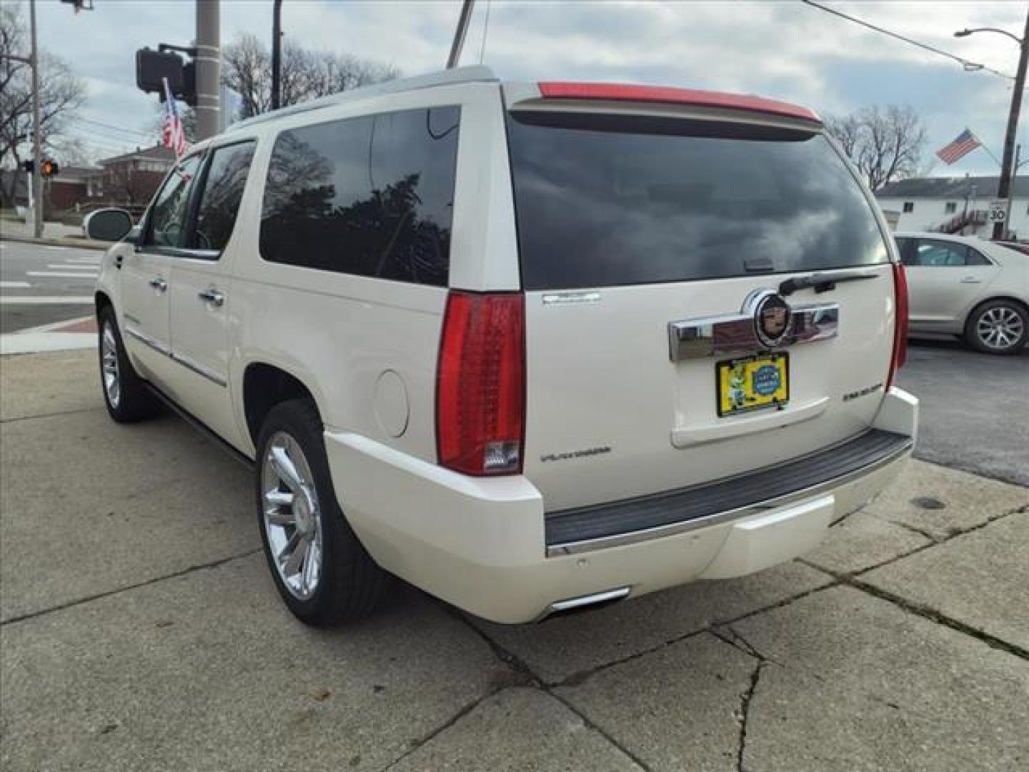 2013 White Diamond Tricoat Cadillac Escalade ESV Platinum Edition (1GYS4KEF9DR) with an 6.2L 6.2L Flex Fuel V8 403hp 417ft. lbs. Sequential-Port F.I. engine, 6-Speed Shiftable Automatic transmission, located at 5505 N. Summit St., Toledo, OH, 43611, (419) 729-2688, 41.654953, -83.530014 - Photo#25