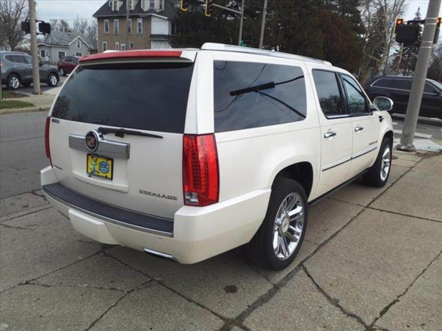 2013 White Diamond Tricoat Cadillac Escalade ESV Platinum Edition (1GYS4KEF9DR) with an 6.2L 6.2L Flex Fuel V8 403hp 417ft. lbs. Sequential-Port F.I. engine, 6-Speed Shiftable Automatic transmission, located at 5505 N. Summit St., Toledo, OH, 43611, (419) 729-2688, 41.654953, -83.530014 - Photo#27