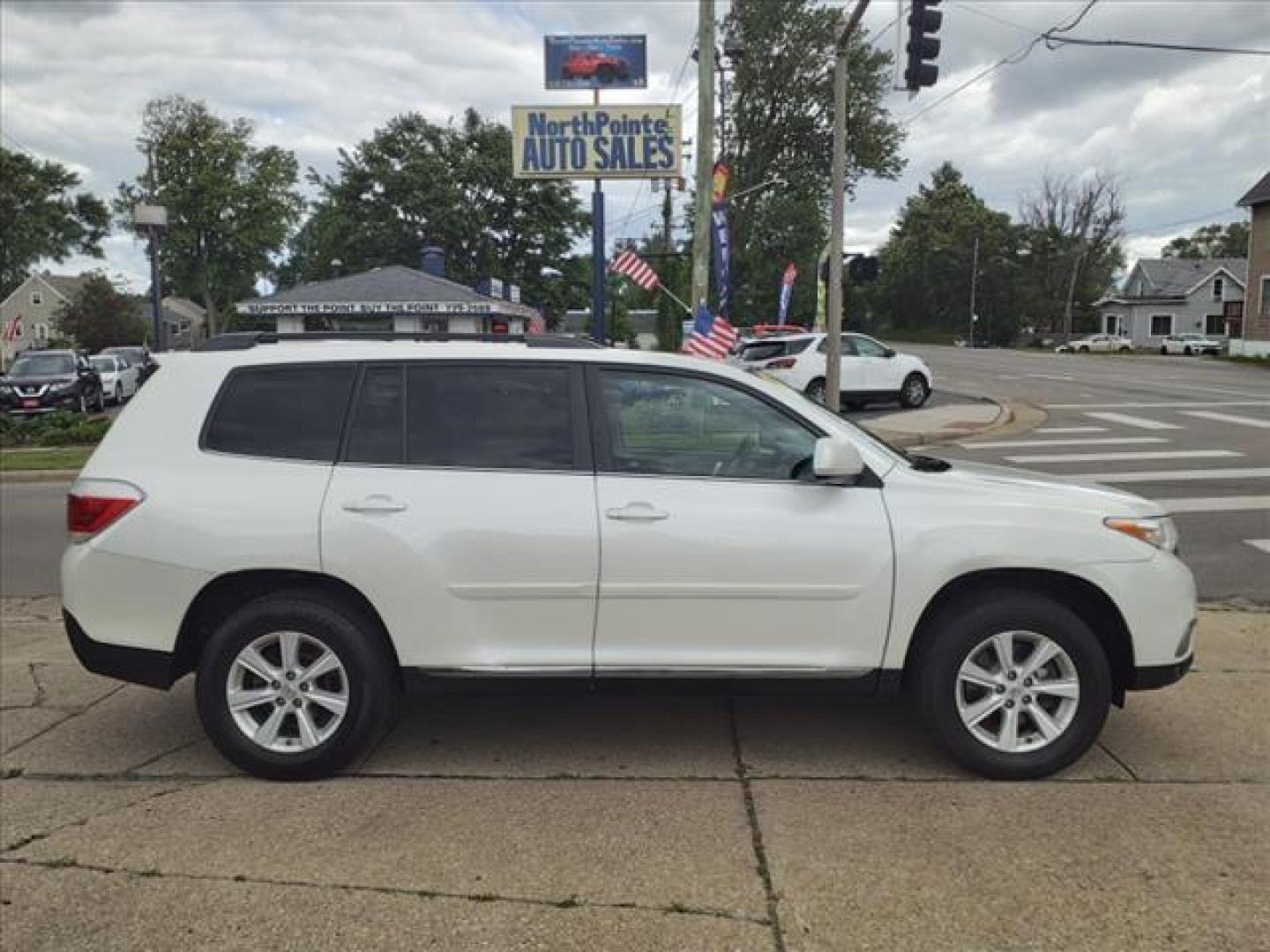 2013 Blizzard Pearl Toyota Highlander AWD SE (5TDBK3EH2DS) with an 3.5L 3.5L V6 270hp 248ft. lbs. Fuel Injected engine, 5-Speed Shiftable Automatic transmission, located at 5505 N. Summit St., Toledo, OH, 43611, (419) 729-2688, 41.654953, -83.530014 - Photo#0