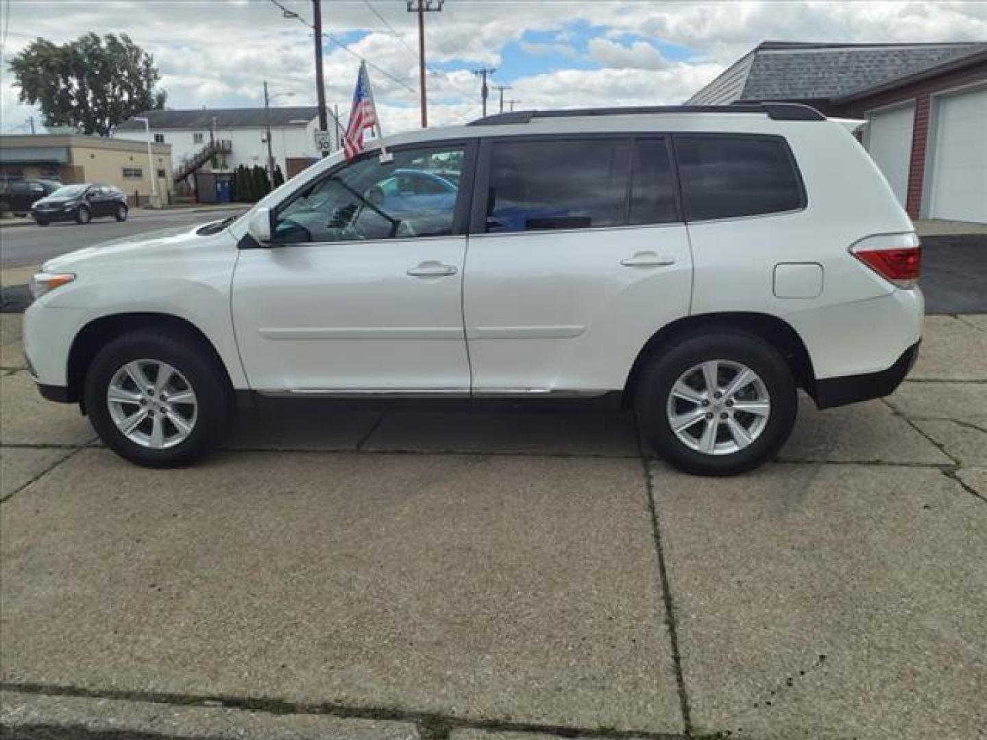 2013 Blizzard Pearl Toyota Highlander AWD SE (5TDBK3EH2DS) with an 3.5L 3.5L V6 270hp 248ft. lbs. Fuel Injected engine, 5-Speed Shiftable Automatic transmission, located at 5505 N. Summit St., Toledo, OH, 43611, (419) 729-2688, 41.654953, -83.530014 - Photo#22