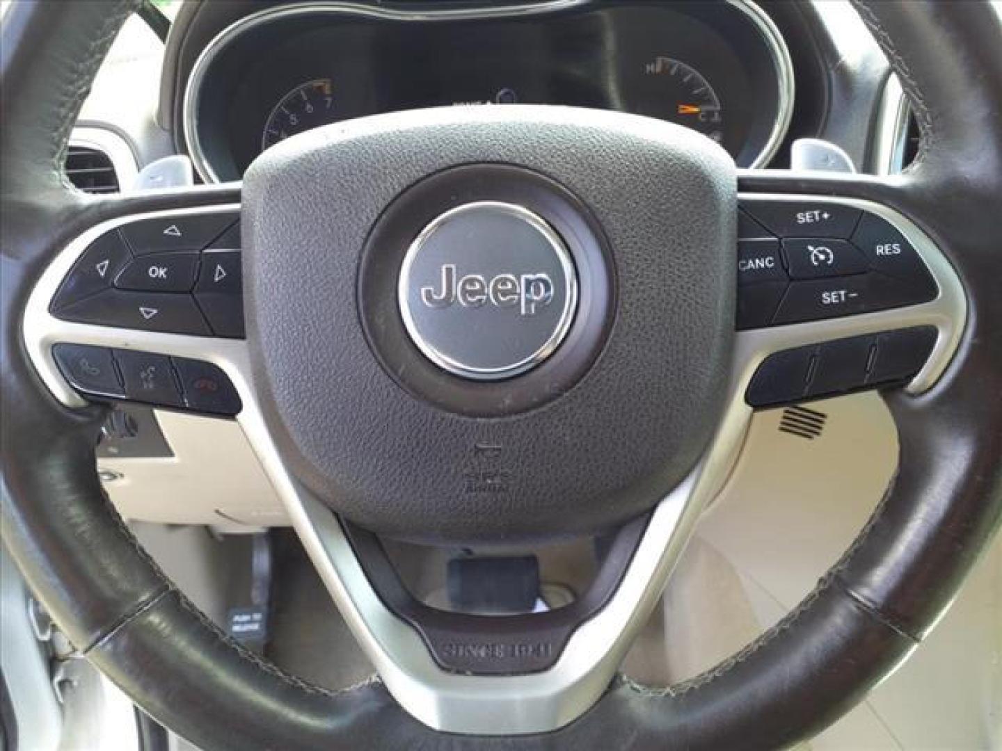 2014 Bright White Clear Coat Jeep Grand Cherokee 4x4 Overland (1C4RJFCG2EC) with an 3.6L 3.6L V6 290hp 260ft. lbs. Sequential Multiport Fuel Injection engine, 8-Speed Shiftable Automatic transmission, located at 5505 N. Summit St., Toledo, OH, 43611, (419) 729-2688, 41.654953, -83.530014 - Photo#8