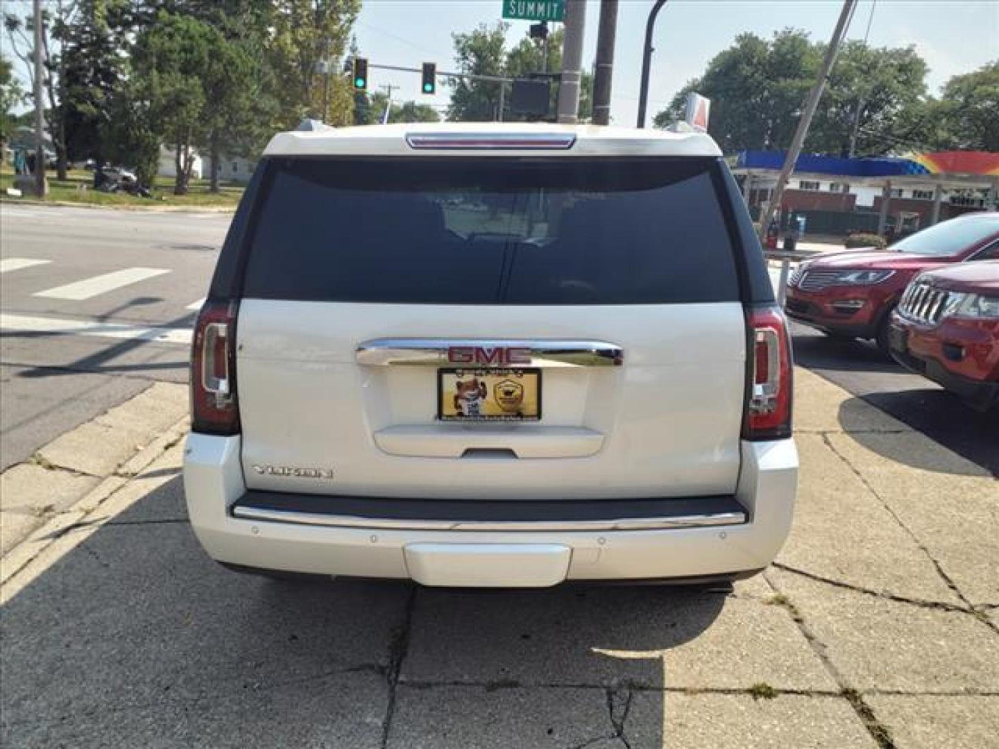 2015 Summit White GMC Yukon 4x4 Denali (1GKS2CKJ6FR) with an 6.2L EcoTec3 6.2L V8 420hp 460ft. lbs. Direct Injection engine, Automatic transmission, located at 5505 N. Summit St., Toledo, OH, 43611, (419) 729-2688, 41.654953, -83.530014 - Photo#27