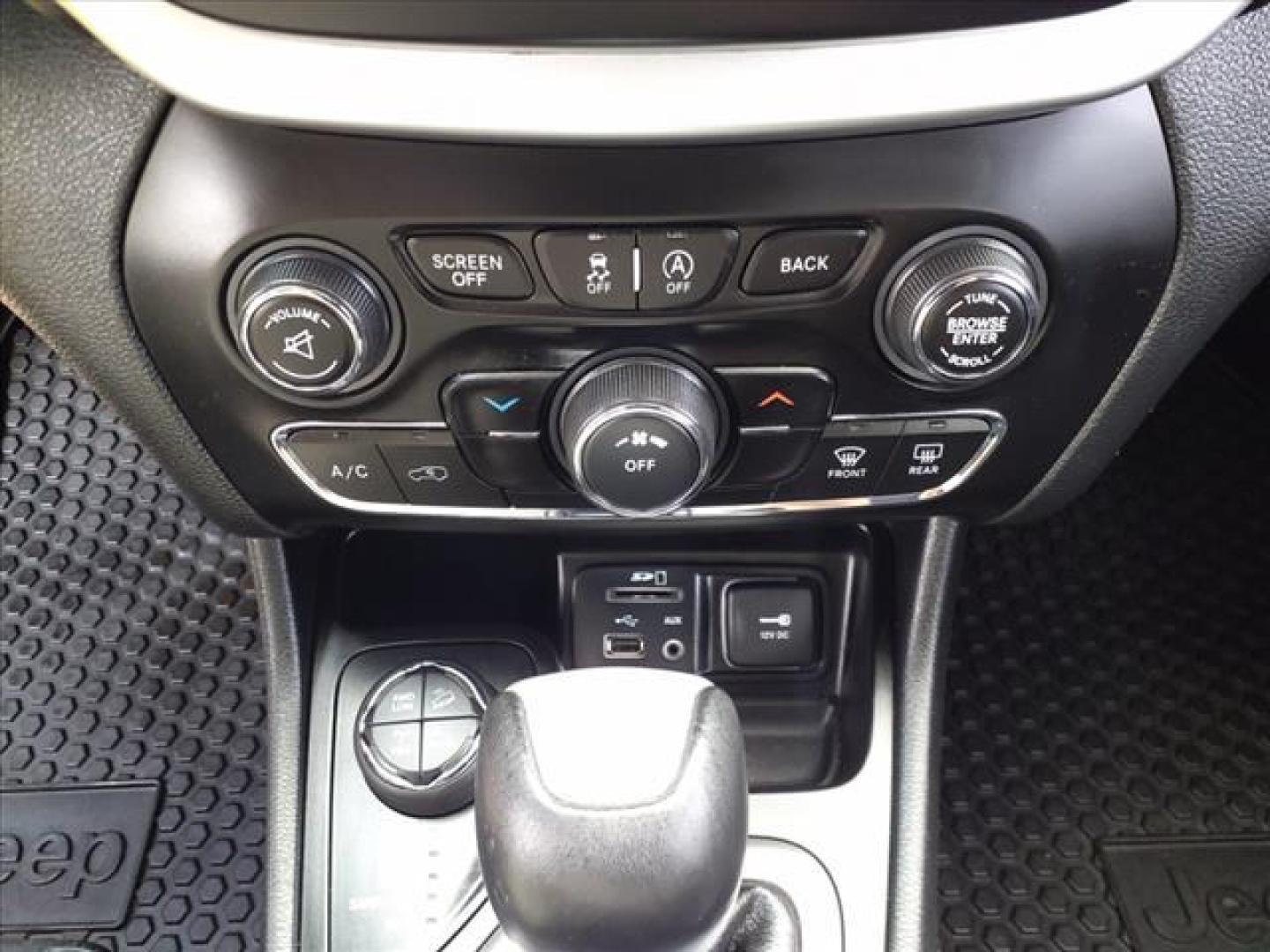 2018 Bright White Clear Coat Jeep Cherokee 4x4 Trailhawk (1C4PJMBX4JD) with an 3.2L 3.2L V6 271hp 239ft. lbs. Sequential Multiport Fuel Injection engine, 4WD 9-Speed Shiftable Automatic transmission, located at 5505 N. Summit St., Toledo, OH, 43611, (419) 729-2688, 41.654953, -83.530014 - Photo#10