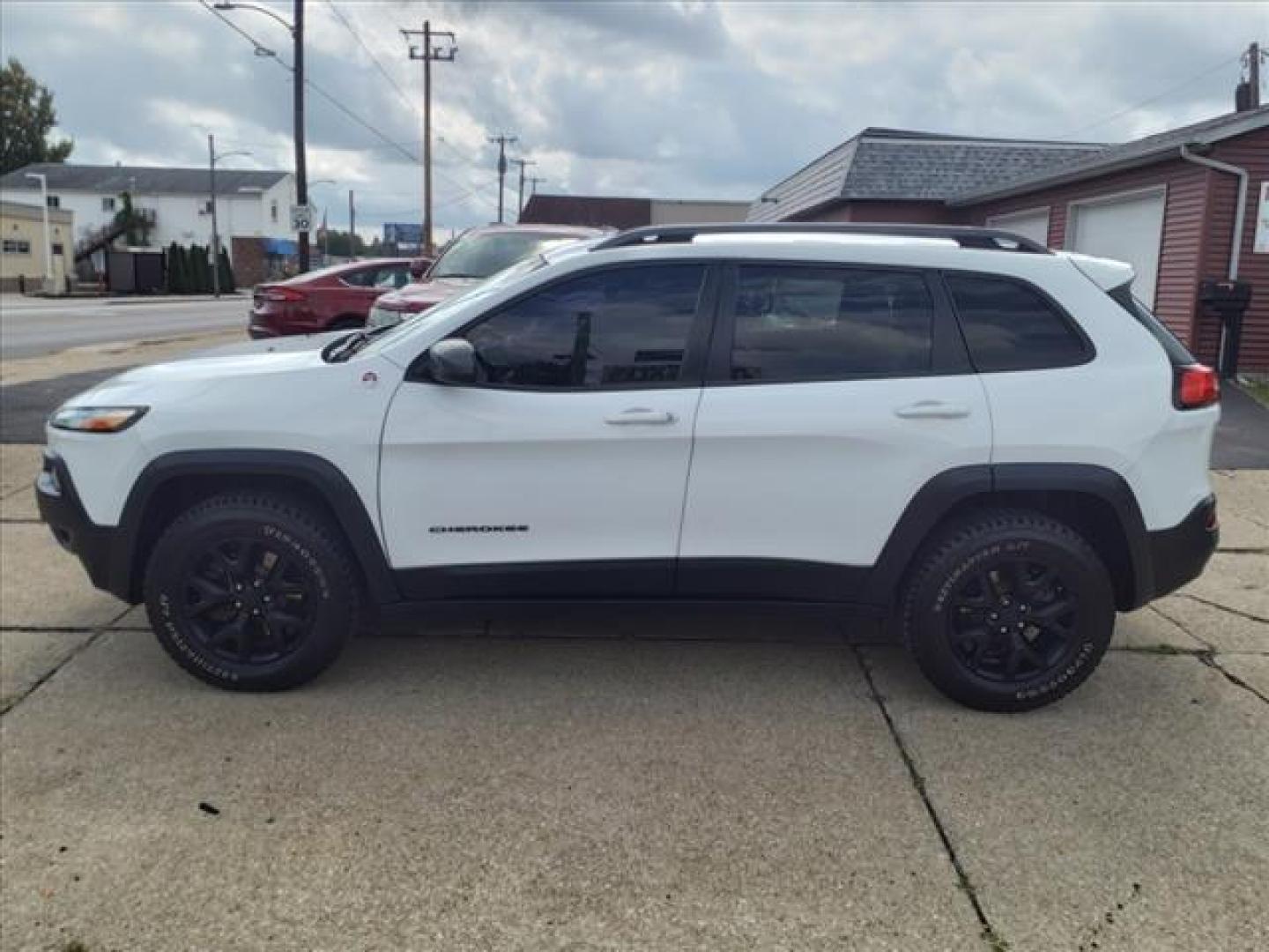 2018 Bright White Clear Coat Jeep Cherokee 4x4 Trailhawk (1C4PJMBX4JD) with an 3.2L 3.2L V6 271hp 239ft. lbs. Sequential Multiport Fuel Injection engine, 4WD 9-Speed Shiftable Automatic transmission, located at 5505 N. Summit St., Toledo, OH, 43611, (419) 729-2688, 41.654953, -83.530014 - Photo#20