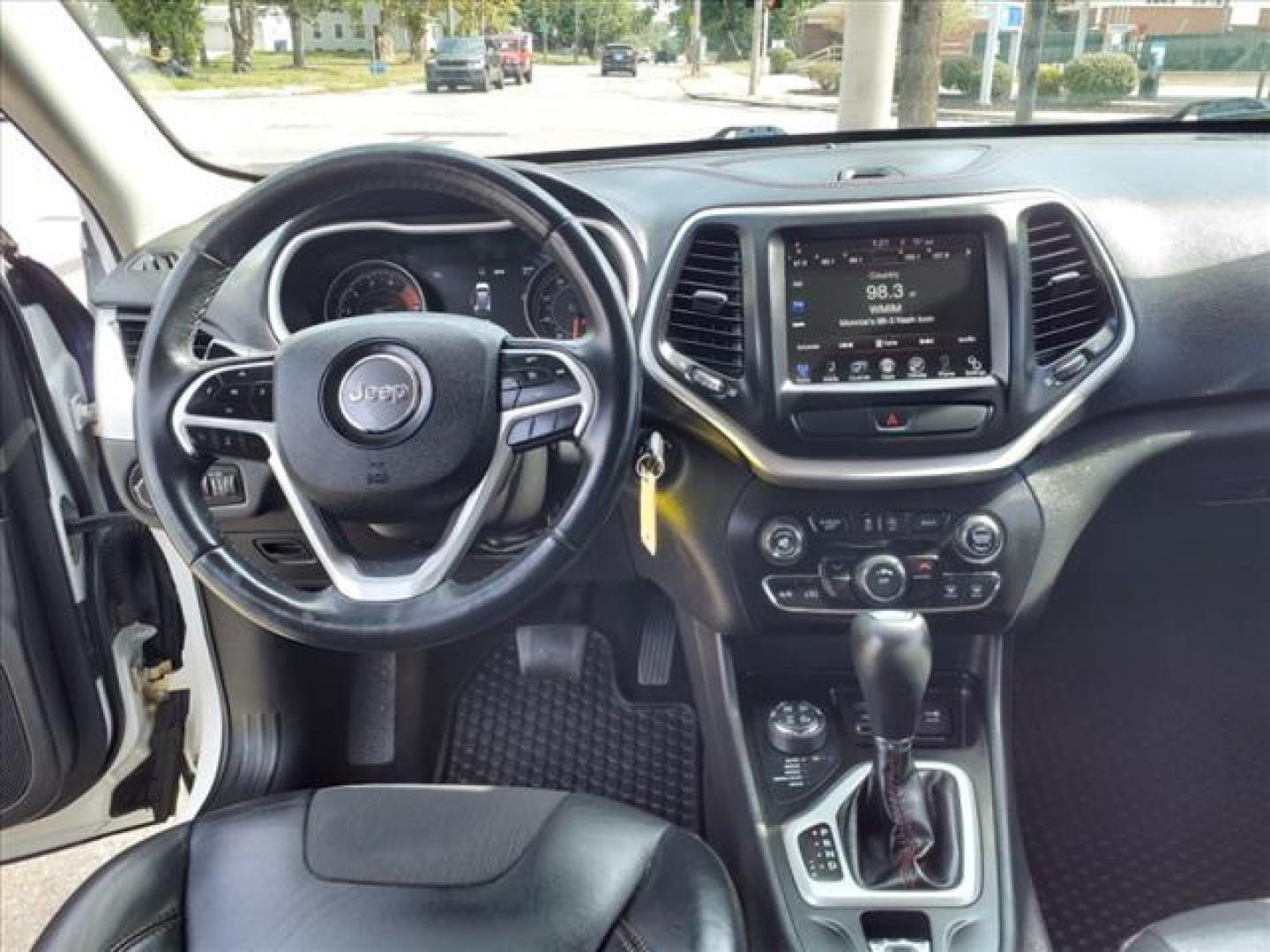 2018 Bright White Clear Coat Jeep Cherokee 4x4 Trailhawk (1C4PJMBX4JD) with an 3.2L 3.2L V6 271hp 239ft. lbs. Sequential Multiport Fuel Injection engine, 4WD 9-Speed Shiftable Automatic transmission, located at 5505 N. Summit St., Toledo, OH, 43611, (419) 729-2688, 41.654953, -83.530014 - Photo#3