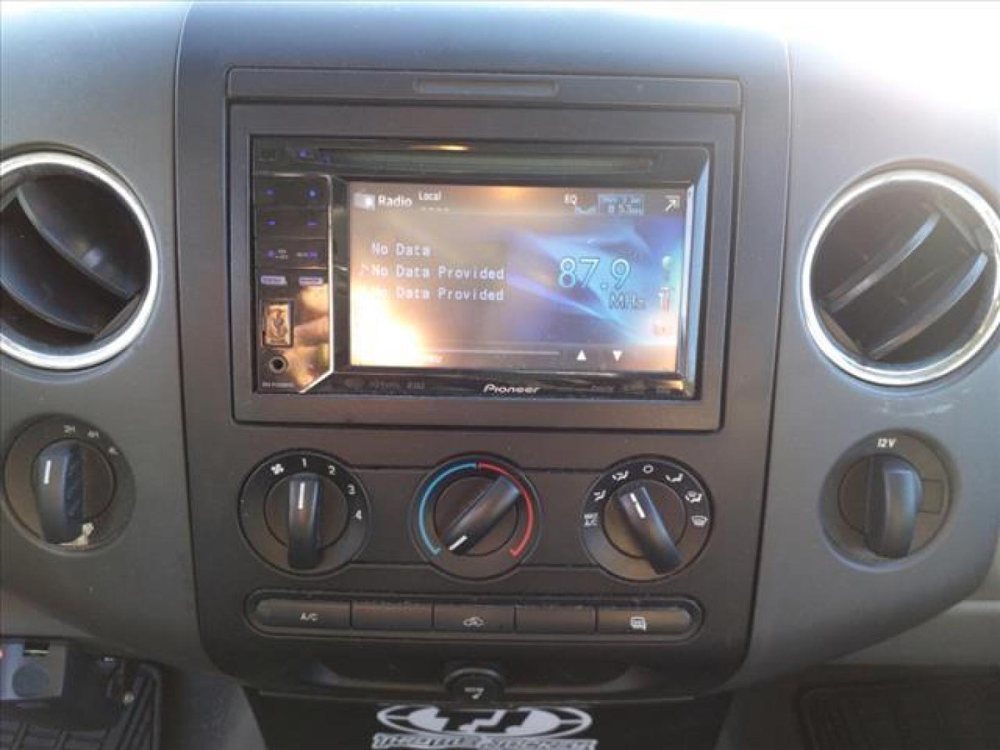 2005 Silver Clearcoat Metallic Yn Ford F-150 4x4 XLT (1FTPX14525F) with an 5.4L Triton 5.4L V8 300hp 365ft. lbs. Sequential Multiport Fuel Injection engine, 4-Speed Automatic transmission, located at 5505 N. Summit St., Toledo, OH, 43611, (419) 729-2688, 41.654953, -83.530014 - Photo#10