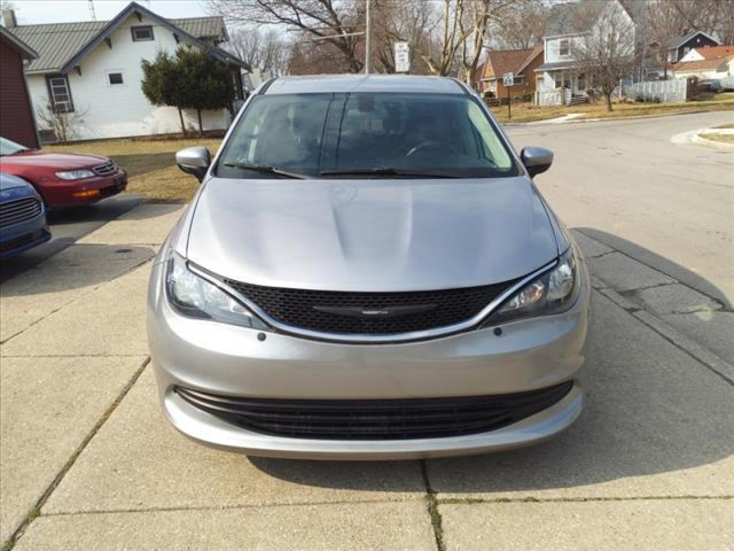 2018 Billet Silver Metallic Clear Coat Chrysler Pacifica LX (2C4RC1CG9JR) with an 3.6L Pentastar 3.6L V6 287hp 262ft. lbs. Sequential Multiport Fuel Injection engine, 9-Speed Shiftable Automatic transmission, located at 5505 N. Summit St., Toledo, OH, 43611, (419) 729-2688, 41.654953, -83.530014 - Photo#20