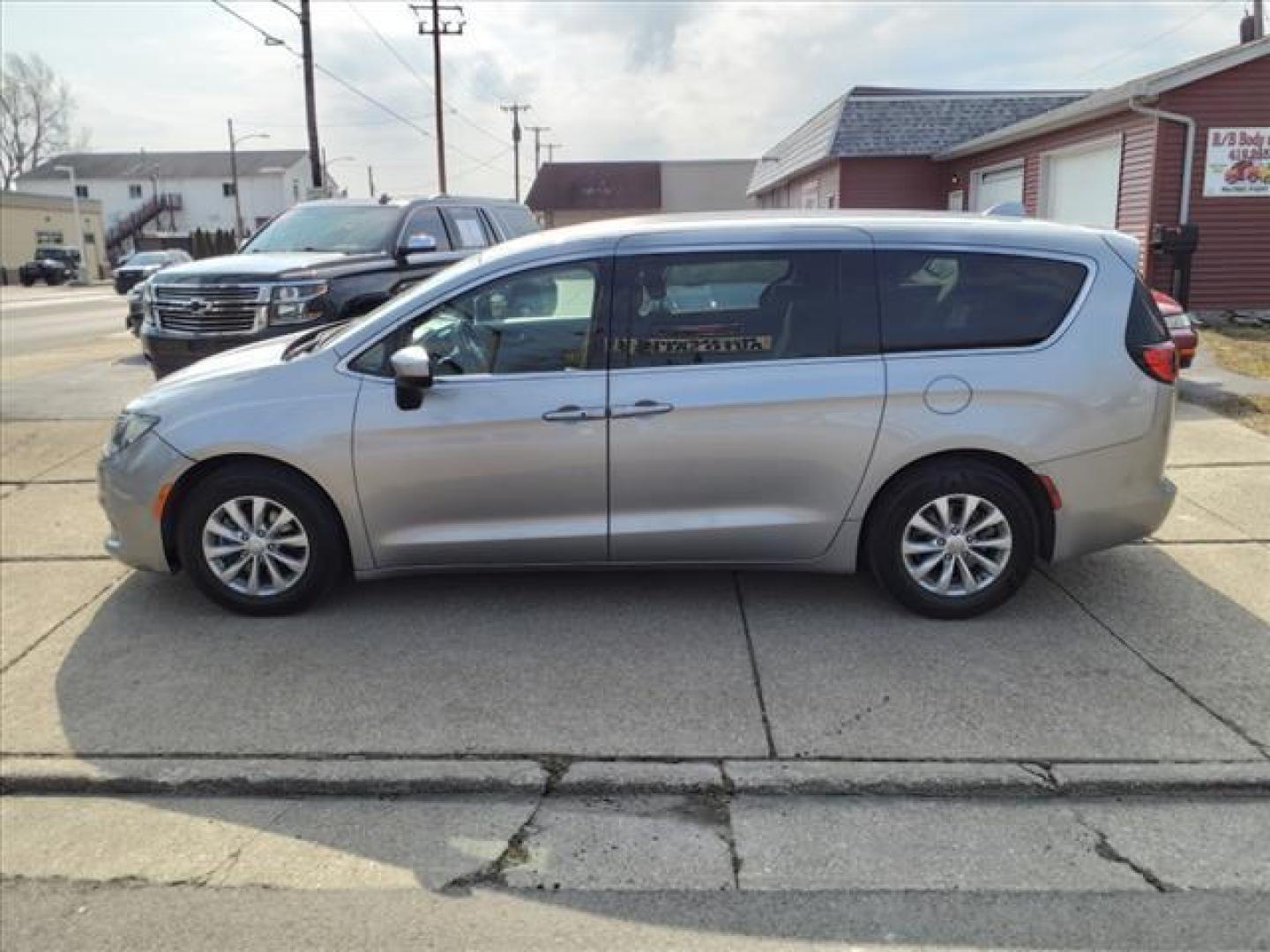 2018 Billet Silver Metallic Clear Coat Chrysler Pacifica LX (2C4RC1CG9JR) with an 3.6L Pentastar 3.6L V6 287hp 262ft. lbs. Sequential Multiport Fuel Injection engine, 9-Speed Shiftable Automatic transmission, located at 5505 N. Summit St., Toledo, OH, 43611, (419) 729-2688, 41.654953, -83.530014 - Photo#22