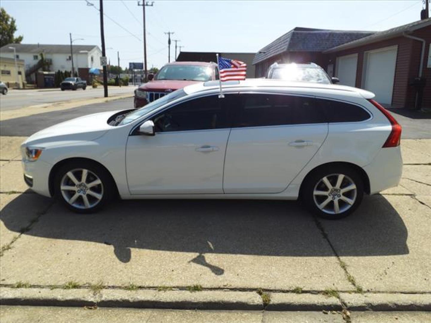 2017 Crystal White Pearl Metallic Volvo V60 T5 Premier (YV140MEK7H1) with an 2.0L 2.0L Turbo I4 240hp 258ft. lbs. ULEV Direct Injection engine, 8-Speed Shiftable Automatic transmission, located at 5505 N. Summit St., Toledo, OH, 43611, (419) 729-2688, 41.654953, -83.530014 - Photo#24