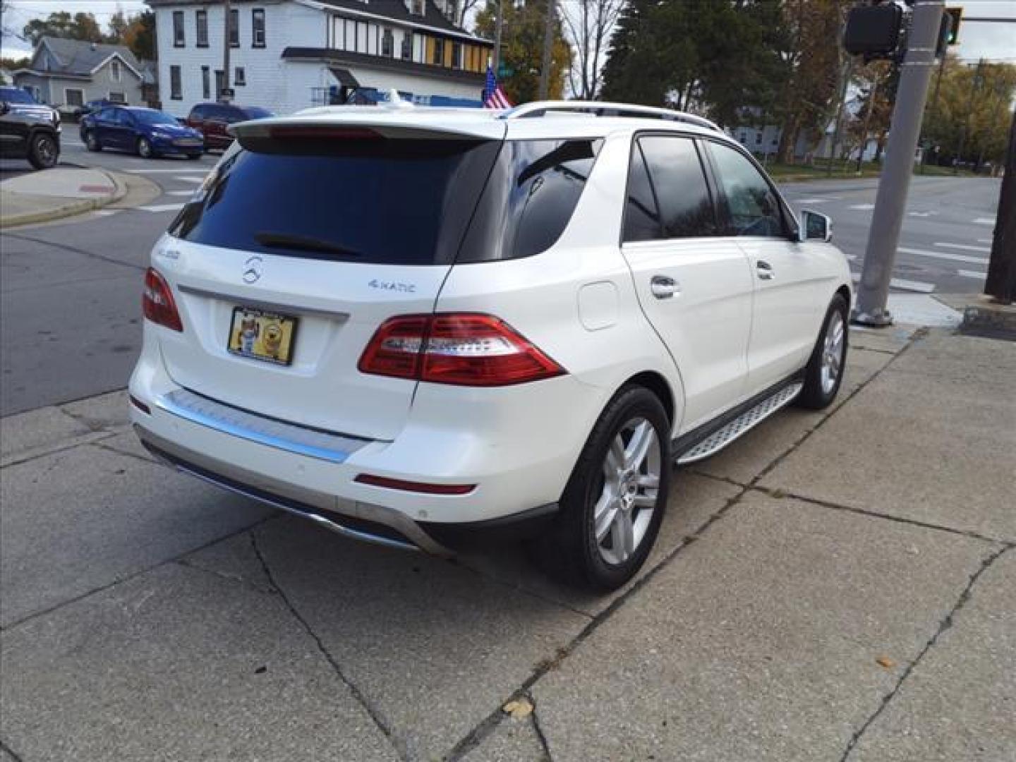 2014 Polar White 149 Mercedes-Benz M-Class 4matic ML 350 4MATIC (4JGDA5HB4EA) with an 3.5L 3.5L V6 302hp 273ft. lbs. Direct Injection engine, 7-Speed Shiftable Automatic transmission, located at 5505 N. Summit St., Toledo, OH, 43611, (419) 729-2688, 41.654953, -83.530014 - Photo#26