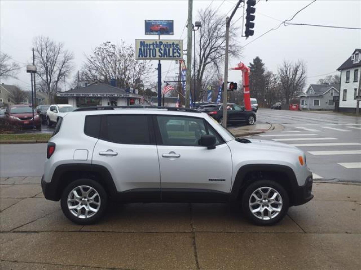 2015 Silver Jeep Renegade 4x4 Latitude (ZACCJBBT0FP) with an 4 Cylinder Fuel Injected engine, Automatic transmission, located at 5505 N. Summit St., Toledo, OH, 43611, (419) 729-2688, 41.654953, -83.530014 - Photo#0