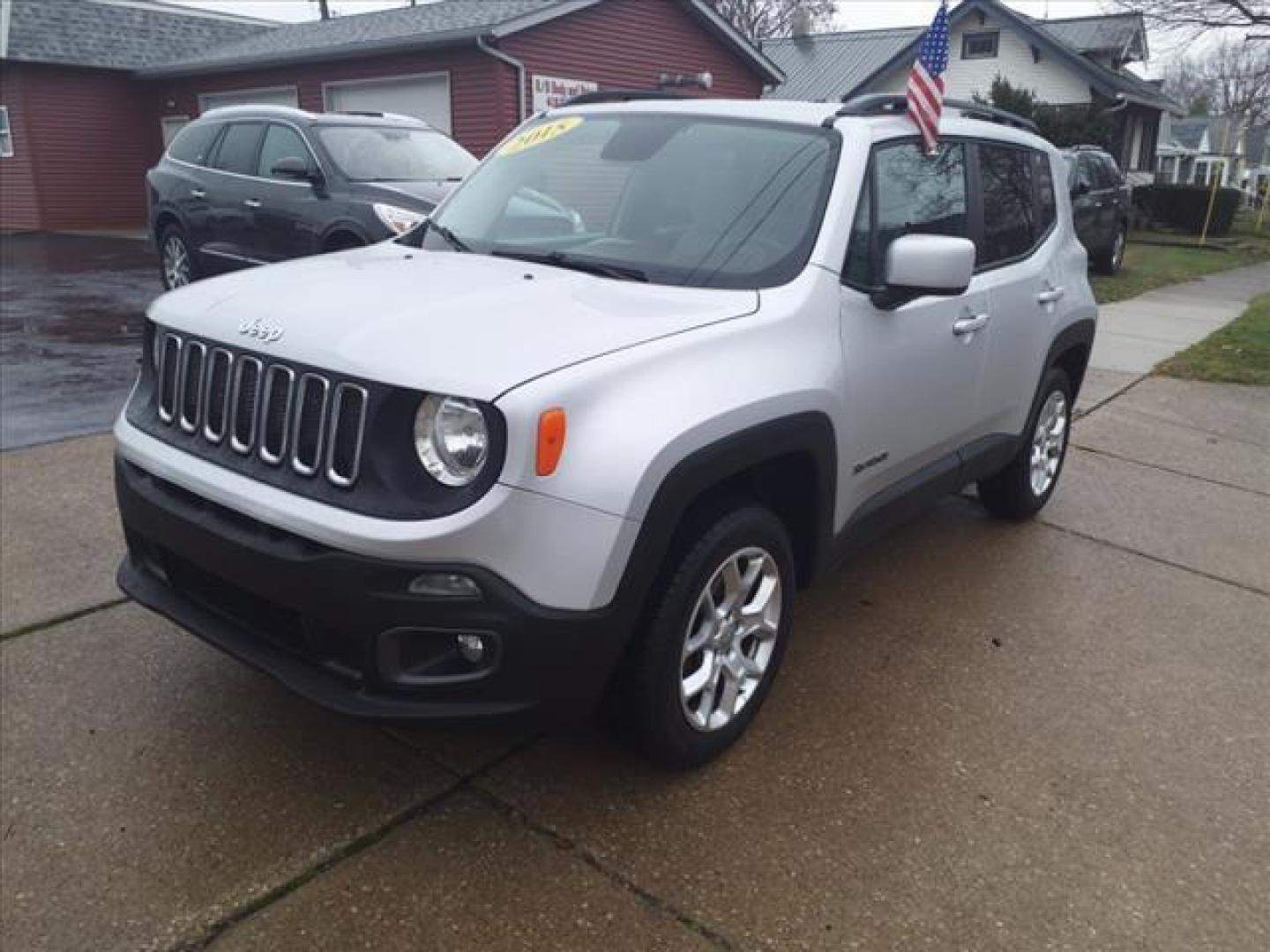 2015 Silver Jeep Renegade 4x4 Latitude (ZACCJBBT0FP) with an 4 Cylinder Fuel Injected engine, Automatic transmission, located at 5505 N. Summit St., Toledo, OH, 43611, (419) 729-2688, 41.654953, -83.530014 - Photo#10