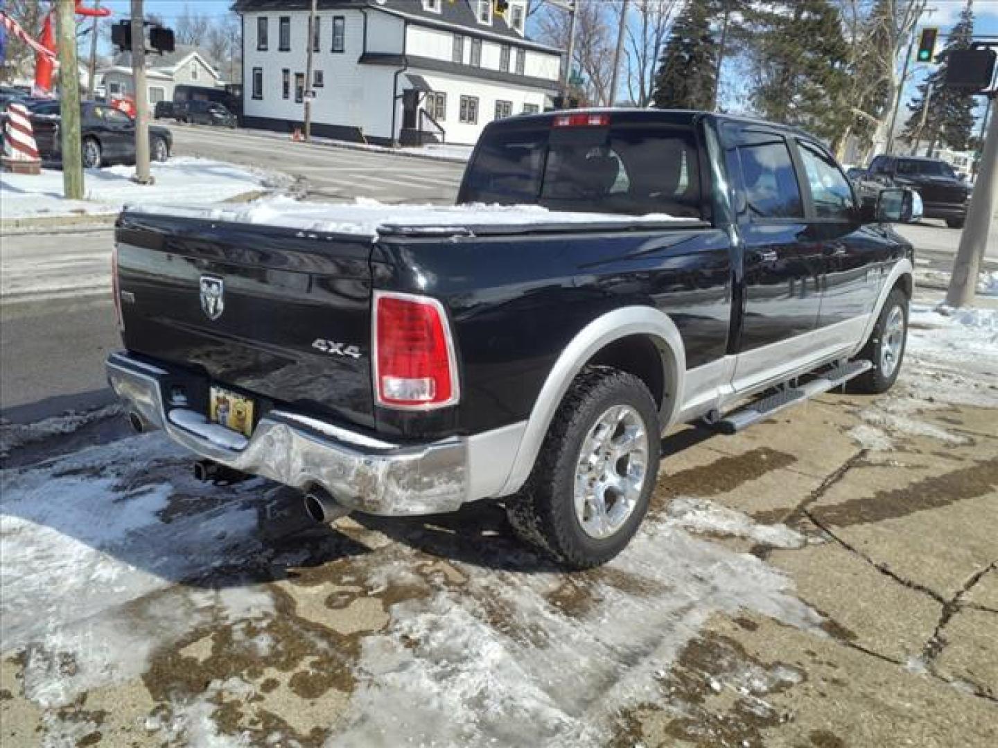 2015 Black Clear Coat/Bright Silver Metallic Clear Coat RAM 1500 4x4 Laramie (1C6RR7VT2FS) with an 5.7L HEMI 5.7L V8 395hp 410ft. lbs. Sequential Multiport Fuel Injection engine, 8-Speed Shiftable Automatic transmission, located at 5505 N. Summit St., Toledo, OH, 43611, (419) 729-2688, 41.654953, -83.530014 - Photo#25