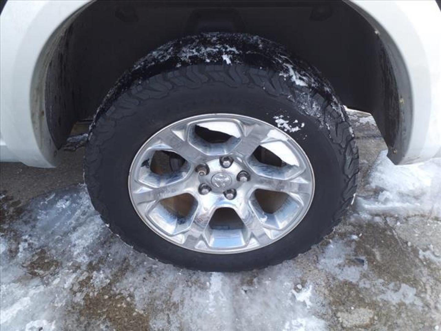 2015 Black Clear Coat/Bright Silver Metallic Clear Coat RAM 1500 4x4 Laramie (1C6RR7VT2FS) with an 5.7L HEMI 5.7L V8 395hp 410ft. lbs. Sequential Multiport Fuel Injection engine, 8-Speed Shiftable Automatic transmission, located at 5505 N. Summit St., Toledo, OH, 43611, (419) 729-2688, 41.654953, -83.530014 - Photo#28