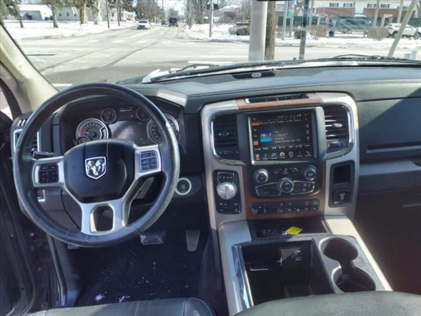 2015 Black Clear Coat/Bright Silver Metallic Clear Coat RAM 1500 4x4 Laramie (1C6RR7VT2FS) with an 5.7L HEMI 5.7L V8 395hp 410ft. lbs. Sequential Multiport Fuel Injection engine, 8-Speed Shiftable Automatic transmission, located at 5505 N. Summit St., Toledo, OH, 43611, (419) 729-2688, 41.654953, -83.530014 - Photo#5