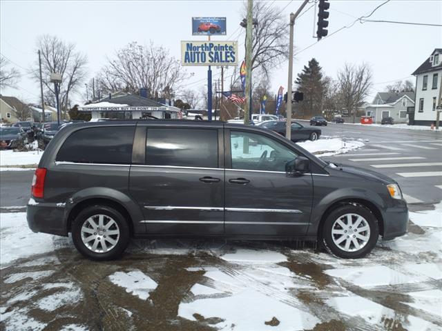 photo of 2016 Chrysler Town and Country Touring