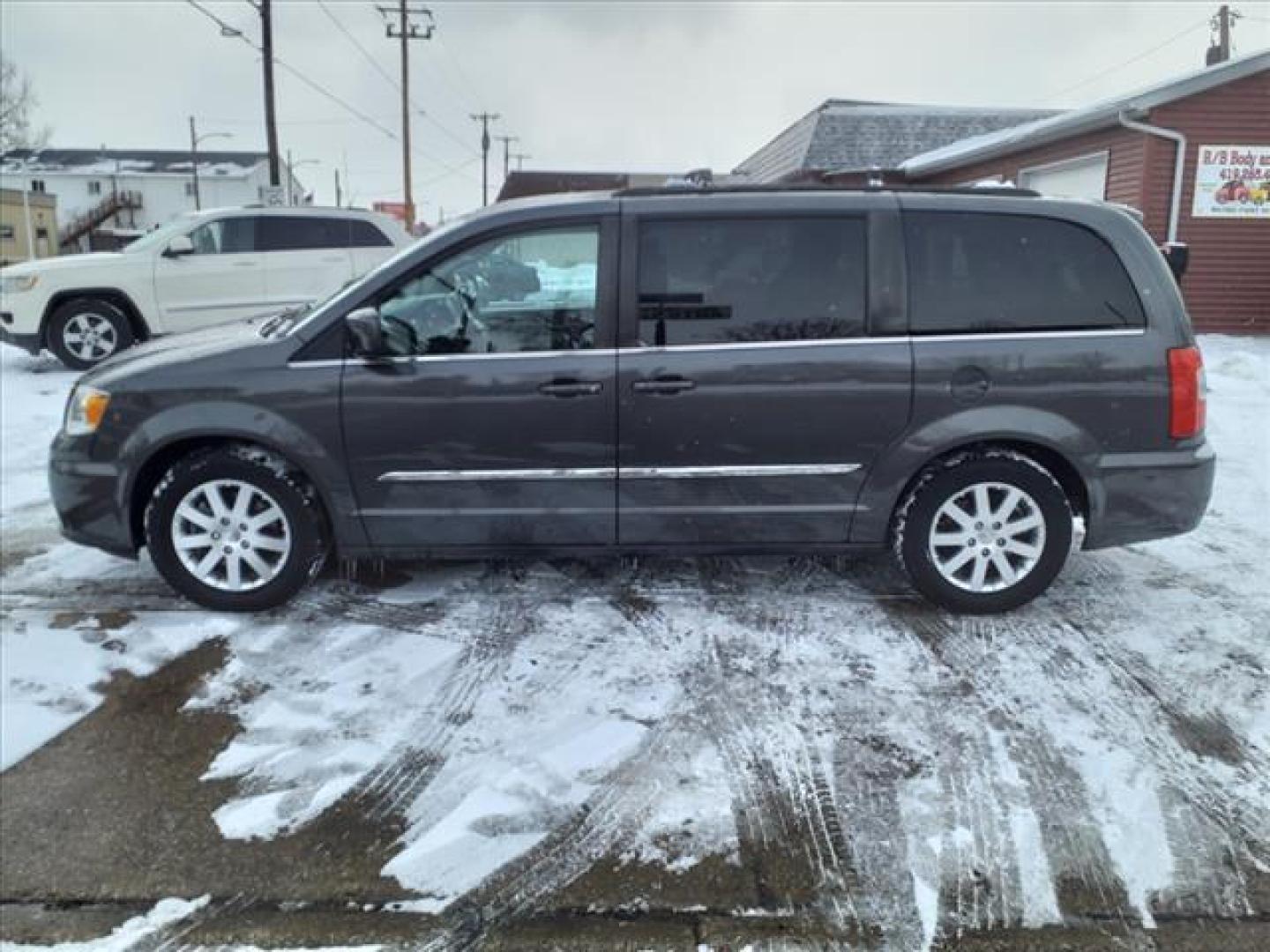 2016 Granite Crystal Metallic Clear Coat Pau Chrysler Town and Country Touring (2C4RC1BG1GR) with an 3.6L Pentastar 3.6L Flex Fuel V6 283hp 260ft. lbs. Sequential Multiport Fuel Injection engine, 6-Speed Shiftable Automatic transmission, located at 5505 N. Summit St., Toledo, OH, 43611, (419) 729-2688, 41.654953, -83.530014 - Photo#21