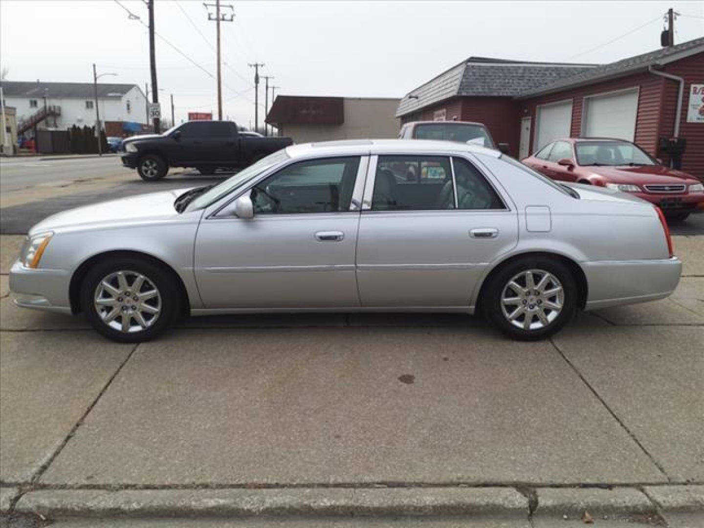 2011 Radiant Silver Metallic 17u Cadillac DTS Premium Collection (1G6KH5E66BU) with an 4.6L Northstar 4.6L V8 275hp 295ft. lbs. Sequential-Port F.I. engine, 4-Speed Automatic transmission, located at 5505 N. Summit St., Toledo, OH, 43611, (419) 729-2688, 41.654953, -83.530014 - Photo#22